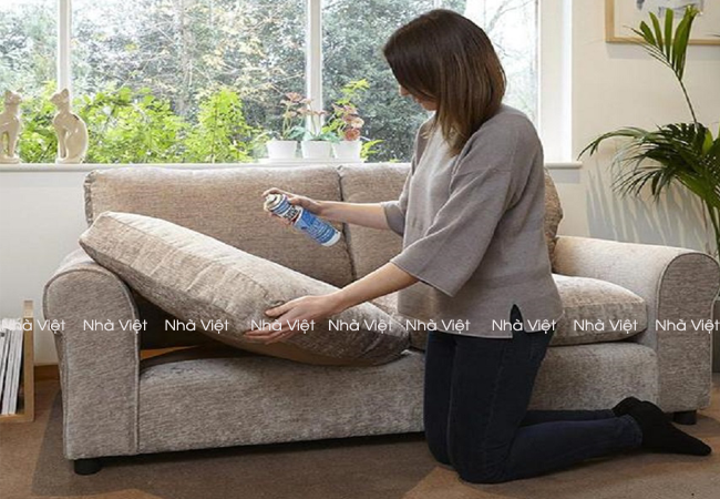 Làm sạch sofa da lộn tưởng khó nhưng cực đơn giản